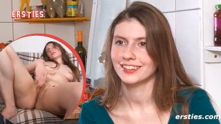 Ersties: Theaterwissenschaftlerin Vanessa X. masturbiert sinnlich mit den Händen